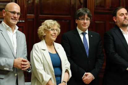 De izquierda a derecha, Romeva, Carmena, Puigdemont y Junqueras, el lunes 22 en Madrid.-JUAN MANUEL PRATS