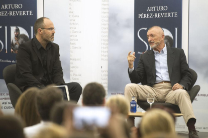 Leandro Pérez acompañado de Pérez-Reverte durante el evento que se celebró en el Museo de la Evolución Humana. ISRAEL L. MURILLO