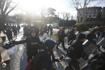 La policía acordona la zona de la explosión en Estambul.-REUTERS / OSMAN ORSAL
