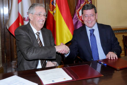 Miguel Patón (izq) con César Rico (dcha) ayer tras la firma del convenio de colaboración.-I. L.M.