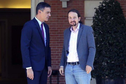 El presidente del Gobierno en funciones, Pedro Sánchez, y el secretario general de Podemos, Pablo Iglesias, antes de su reunión en el palacio de la Moncloa.-DAVID CASTRO