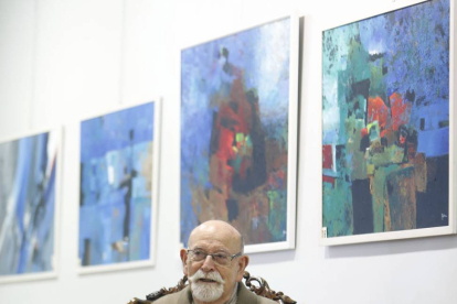 Jesús Aguirre, junto a los cuadros abstractos.-Raúl Ochoa