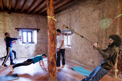 El albergue se convirtió ayer en un improvisado gimnasio.-CELIA ABEJÓN