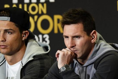 El futbolista del Real Madrid Cristiano Ronaldo y el azulgrana Leo Messi, durante la gala del Balón de Oro en 2014.-EFE / STEFFEN SCHMIDT