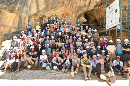 Equipo de Investigación de Atapuerca con el hallazgo. Foto: Susana Santamaria / Fundación Atapuerca