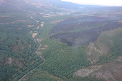 Imagen aérea de la zona afectada por el incendio. @briflubia