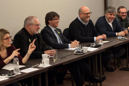 Carles Puigdemont reunido, en Bruselas, con los diputados de su partido.-/ HORST WAGNER (EFE)
