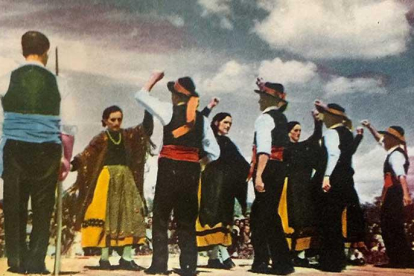 Justo del Río recorrió los pueblos de la provincia y tomó nota de sus danzas. Aquí, unos bailarines de Barbadillo del Mercado en los años cincuenta.-