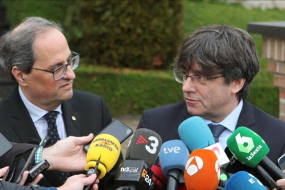 El president Quim Torra y el expresident Carles Puigdemont, en Waterloo (Bélgica).-EFE / JAVIER MONTEAGUDO