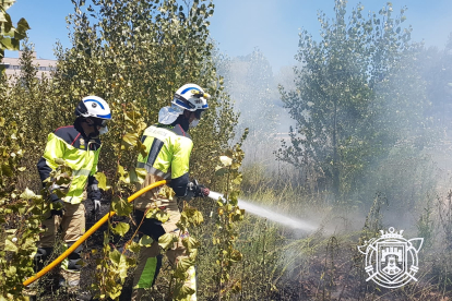 Dos bomberos intervienen en uno de los incendios. BOMBEROS DE BURGOS