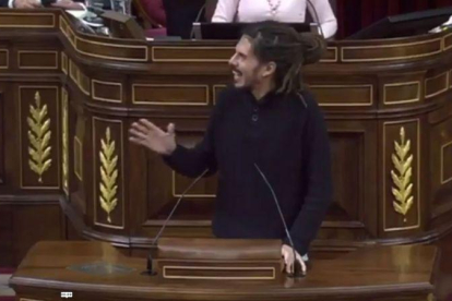 El bonito gesto de Alberto Rodríguez, de Ahora Podemos, con un diputado del PP.-EL PERIÓDICO