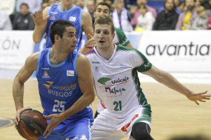 López protege el balón ante el jugador del Unicaja Adam Waczynski.-SANTI OTERO