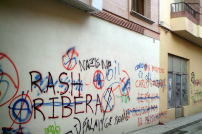 Urbaser es la empresa que se encarga de limpiar los grafitis-L. V.