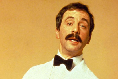 El actor Andrew Sachs, como el camarero catalán/mexicano Manuel, en la serie 'Hotel Fawlty'.-