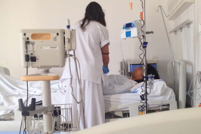 Una paciente recibe asistencia médica en el área de Neumología del Hospital Universitario de Burgos (HUBU). / ISRAEL L. MURILLO