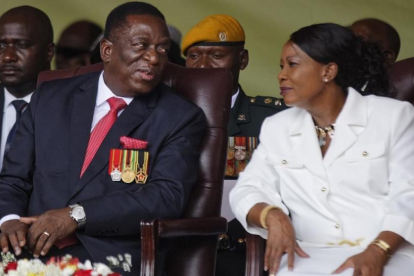 Emmerson Mnangagwa y su esposa, Auxilia, durante la ceremonia de investidura, en Harare (Zimbabue), el 24 de noviembre.-AP / BEN CURTIS