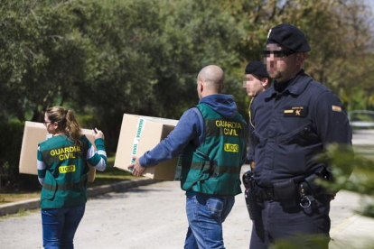 Agentes de la Guardia Civil se llevan documentos en el marco de la operación contra el fraude en los cursos de formación en Andalucía, el pasado marzo en Málaga.-EFE / JORGE ZAPATA