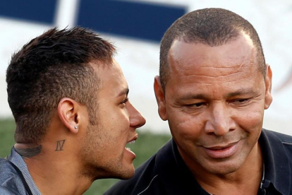 Neymar junto a su padre-PAULO WHITAKER (REUTERS)
