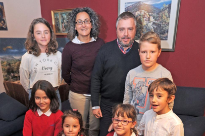 Gema Catalina y AlbertoSanvicens con sus seis hijos.-ISRAEL L. MURILLO