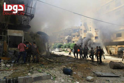 La ciudad de Duma ha sido atacada fuertemente en las últimas semanas por las fuerzas del régimen de Asad.-Foto: AP
