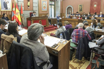 Un momento del Pleno municipal celebrado ayer en el que se habló mucho de infraestructuras.-SANTI OTERO