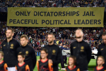 La pancarta que colgó anoche en la grada del Camp Nou, durante el Barça-Inter de Champions.-AFP