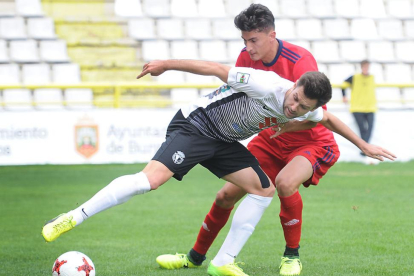 Iker Hernández protege el balón ante el acoso de un rival.-ISRAEL L. MURILLO