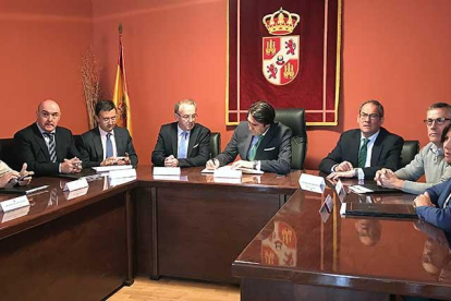 La firma la protagonizaron en Villadiego los alcaldes y el consejero de Fomento, quien recordó que en Burgos se han invertido ya casi 435.000 euros-ECB