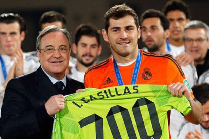 Florentino Pérez e Iker Casillas, durante un acto de homenje al portero.-Foto: ARCHIVO