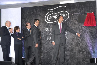 El rey destapa la placa en presencia de Álvaro Fernández, Juan Vicente Herrera, Sáenz de Santamaría y Pedro Ballvé.-ISRAEL L. MURILLO