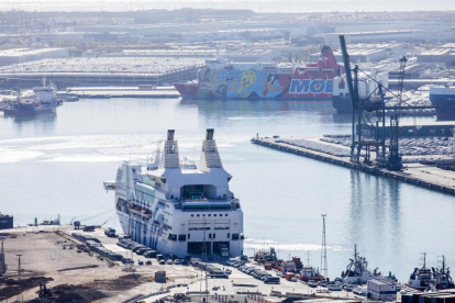El Moby Dada, uno de los tres cruceros que han alojado policías en el puerto de Barcelona.-FERRAN NADEU
