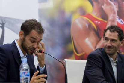Calderón se despide de la selección junto a Garbajosa, el presidente de la federación.-EFE