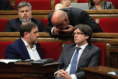 Oriol Junqueras y Carles Puigdemont, en septiembre del 2017, en el Parlament.-FERRAN NADEU