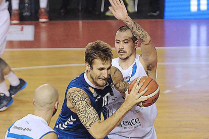 Javi Vega intenta hacerse un hueco en la zona en un choque de la pasada temporada.-ISRAEL L. MURILLO