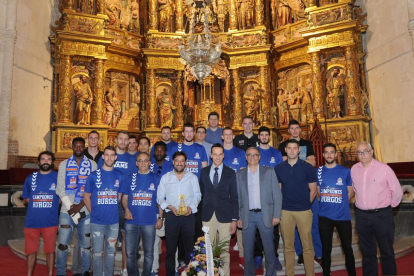 Foto de familia del CB Miraflores, ayer, en la Catedral.-ISRAEL L. MURILLO
