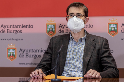 El concejal Julio Rodríguez-Vigil durante el anuncio de su dimisión. SANTI OTERO