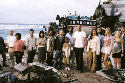 Elenco de personajes de 'Perdidos' en una playa de Oahu, junto a los restos del avión siniestrado