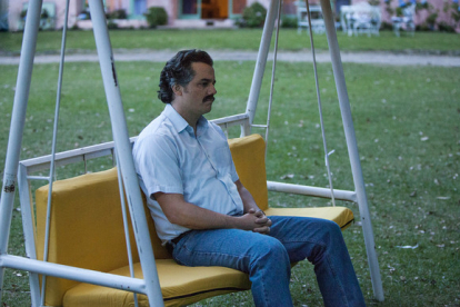Pablo Escobar (Wagner Moura) medita a solas en el jardín de una de sus lujosas mansiones de Colombia