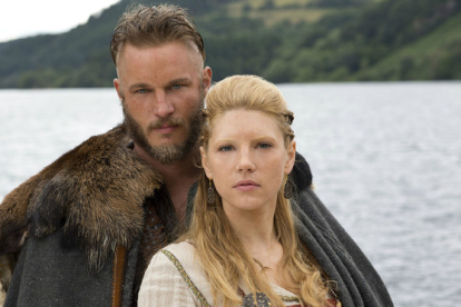 Ragnar (Travis Fimmel) y Lagertha (Katheryn Winnick) en el lago Guinnes, lugar donde se recrea el pueblo de Kattegat