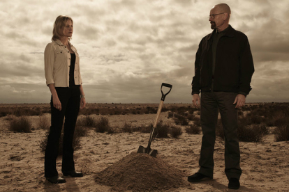 Walter (Bryan Cranston) y Skyler (Anna Gunn), frente a una tumba en el desierto árido de Albuquerque