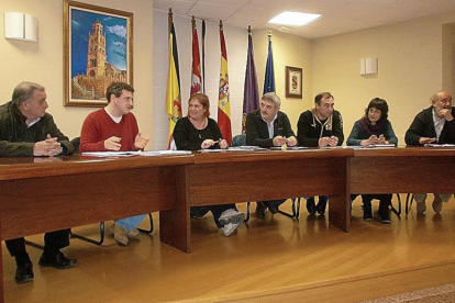 En la reunión, vecinos y responsables municipales aportaron sus ideas pues las normas actuales datan de 2004.-ECB