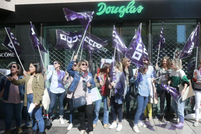 Las trabajadoras de Douglas se manifestaron el jueves 12 enfrente de la tienda de calle Vitoria.-RAÚL G. OCHOA