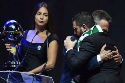 Emotiva entrega de la Copa Sudamericana al Chapecoense, en Paraguay.-AFP / NORBERTO DUARTE