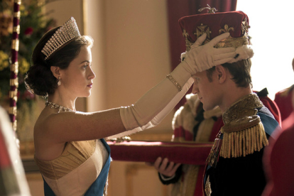 Isabel II (Claire Foy) coronando a Felipe de Edimburgo (Matt Smith) en la serie 'The Crown'.