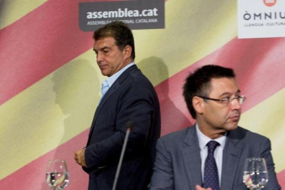 Joan Laporta pasa por detrás de Josep Maria Bartomeu en un acto por las selecciones catalanas, en julio del 2015.-FERRAN NADEU
