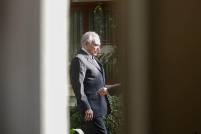 El expresidente de Brasil, Michel Temer, sale de su casa para regresar a prision en Sao Paulo.-EFE