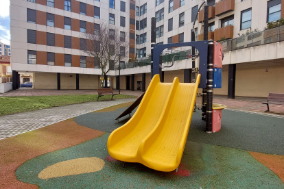 El tobogán del parque infantil renovado, así como la superficie de caucho. ECB