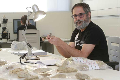 Joseba Ríos en uno de los laboratorios del Cenieh.-RAÚL G. OCHOA