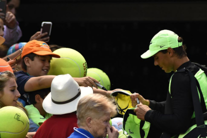 Rafael Nadal firma unos autógrafos en Miami.-EFE