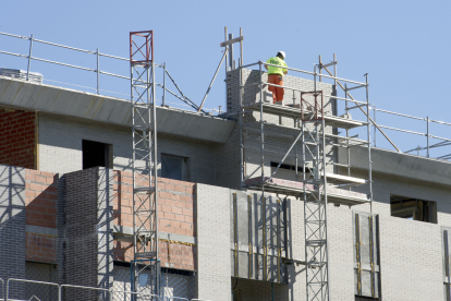 Un obrero trabaja en la construcción de una vivienda nueva. ISRAEL L. MURILLO